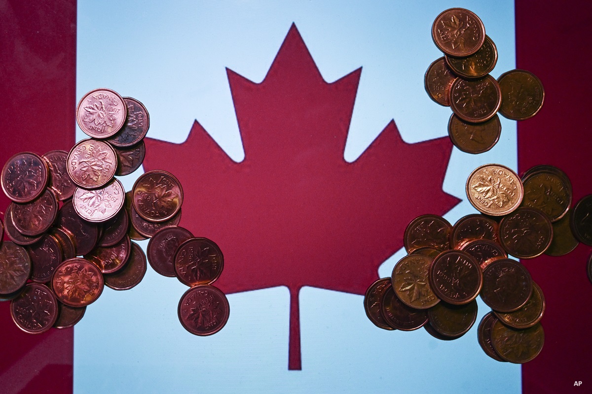 Drapeau canadien recouvert de pièces de centimes